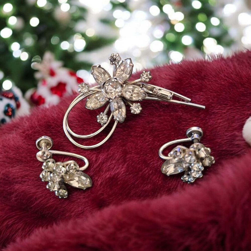 cRO12k‎ Gold Filled 1960's Vintage Brooch And Screwback Earrings Set